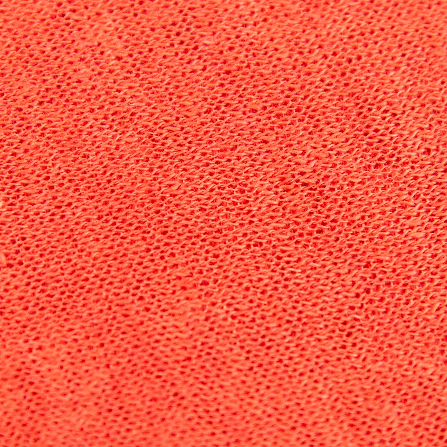 Dettagli e texture tessuto della mantellina in 100% Lino arancio, Made in Italy, praticità e comfort con tre diverse vestibilità per ogni esigenza.