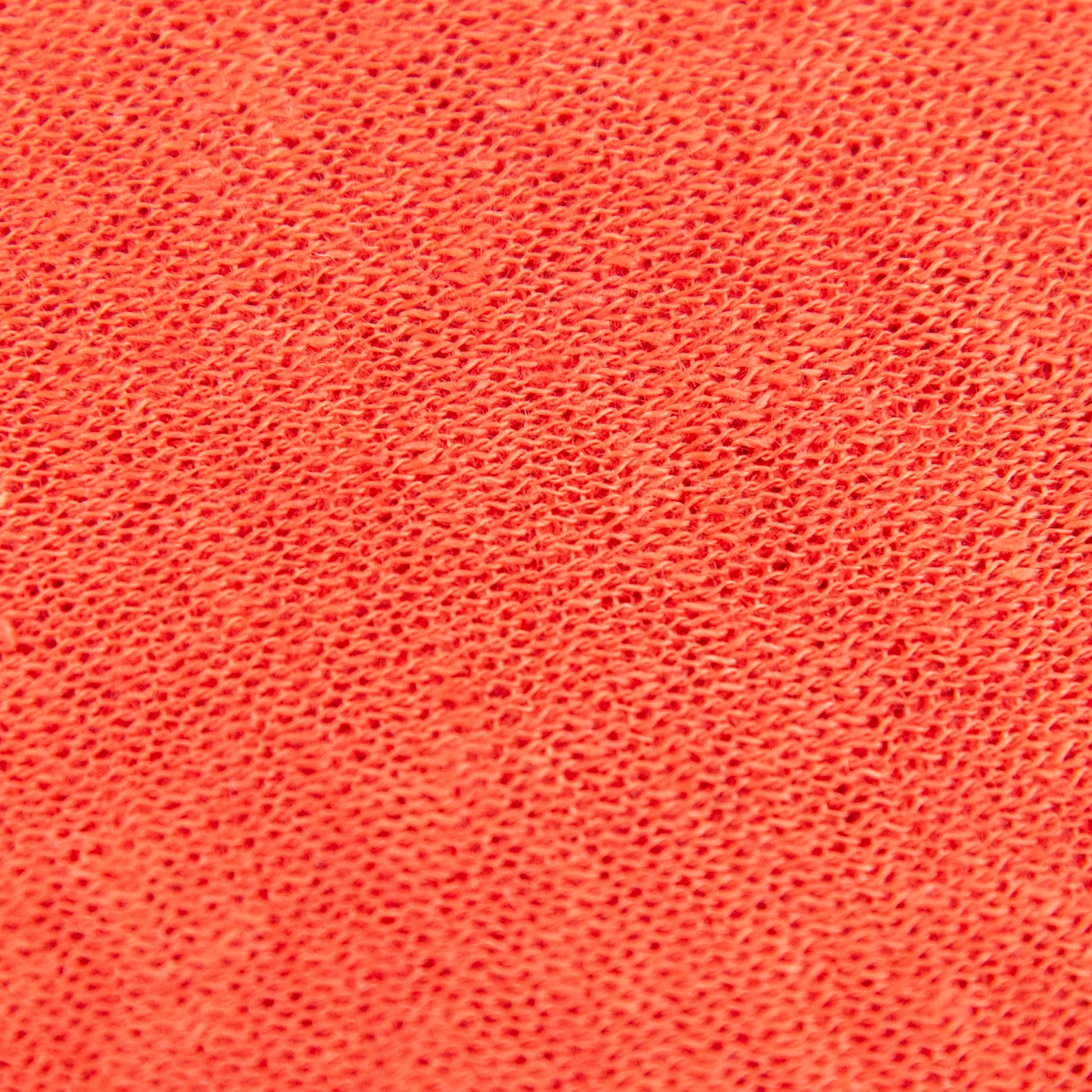Dettagli e texture tessuto della mantellina in 100% Lino arancio, Made in Italy, praticità e comfort con tre diverse vestibilità per ogni esigenza.