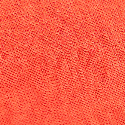Dettagli e texture tessuto della mantellina in 100% Lino arancio, Made in Italy, praticità e comfort con tre diverse vestibilità per ogni esigenza.