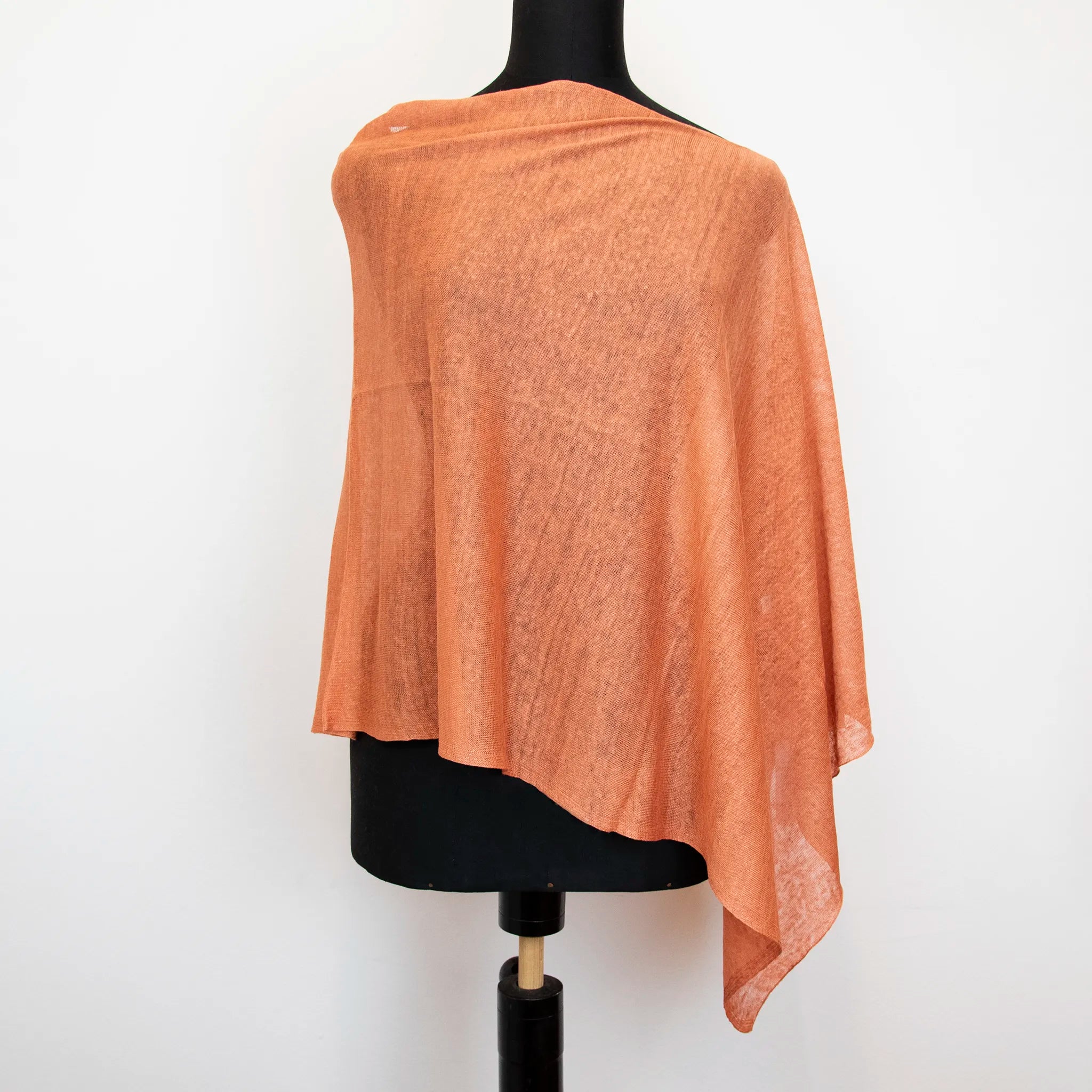 Mantellina in 100% Lino mattone, Made in Italy, praticità e comfort con tre diverse vestibilità per ogni esigenza.