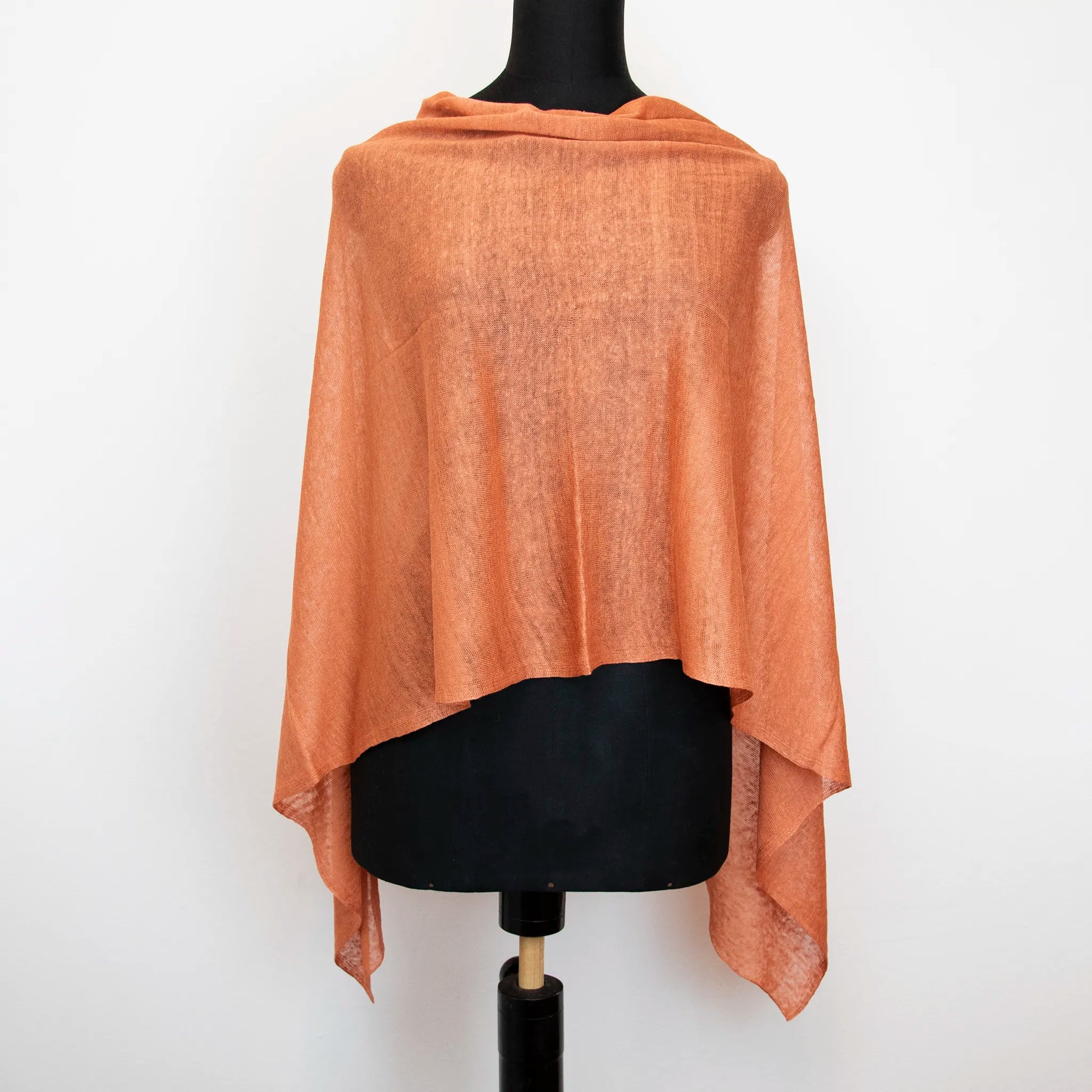 Mantellina in 100% Lino senape, Made in Italy, praticità e comfort con tre diverse vestibilità per ogni esigenza.