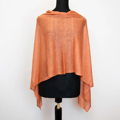 Mantellina in 100% Lino senape, Made in Italy, praticità e comfort con tre diverse vestibilità per ogni esigenza.