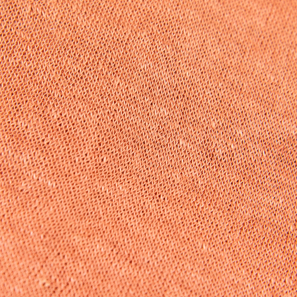 Dettagli e teture tessuto della mantellina in 100% Lino senape, Made in Italy, praticità e comfort con tre diverse vestibilità per ogni esigenza.