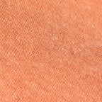 Dettagli e teture tessuto della mantellina in 100% Lino senape, Made in Italy, praticità e comfort con tre diverse vestibilità per ogni esigenza.