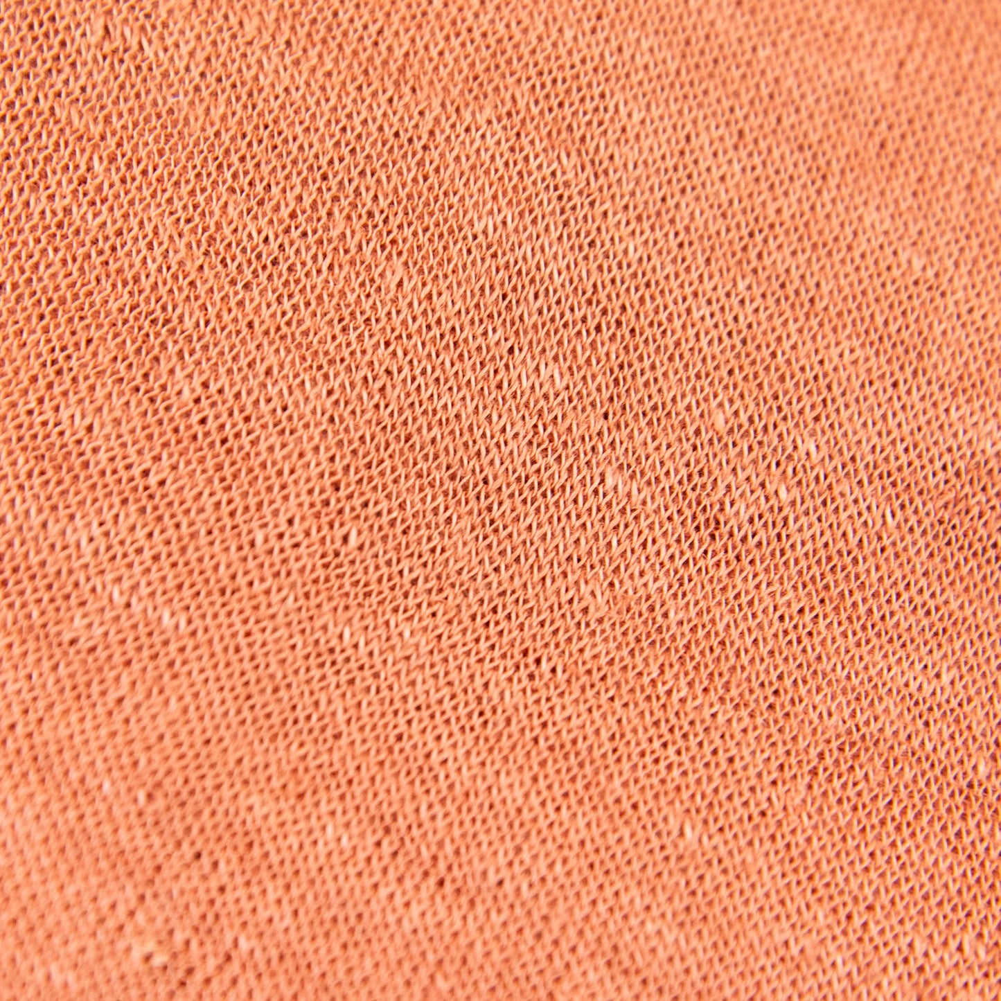 Dettagli e teture tessuto della mantellina in 100% Lino senape, Made in Italy, praticità e comfort con tre diverse vestibilità per ogni esigenza.