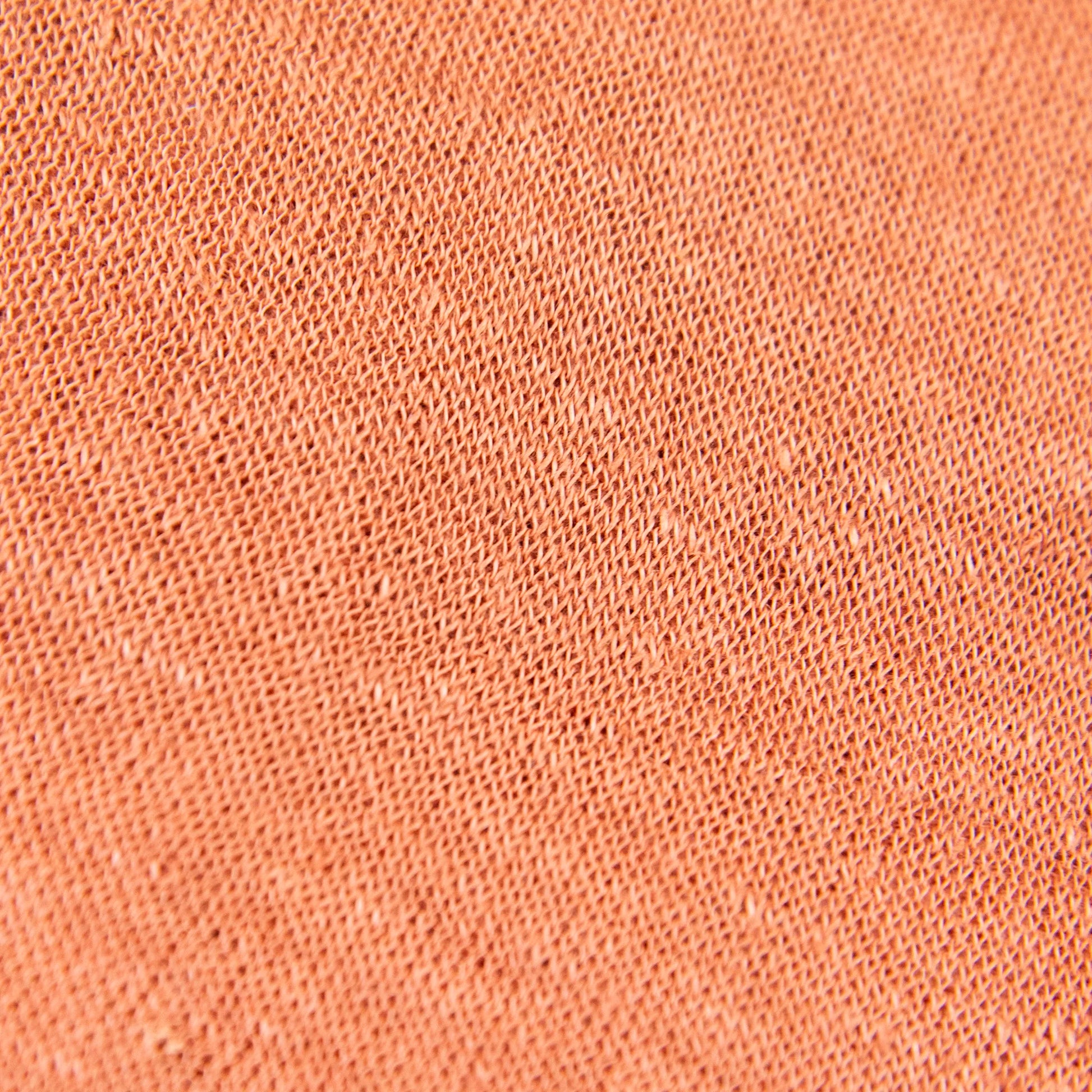 Dettagli e teture tessuto della mantellina in 100% Lino senape, Made in Italy, praticità e comfort con tre diverse vestibilità per ogni esigenza.