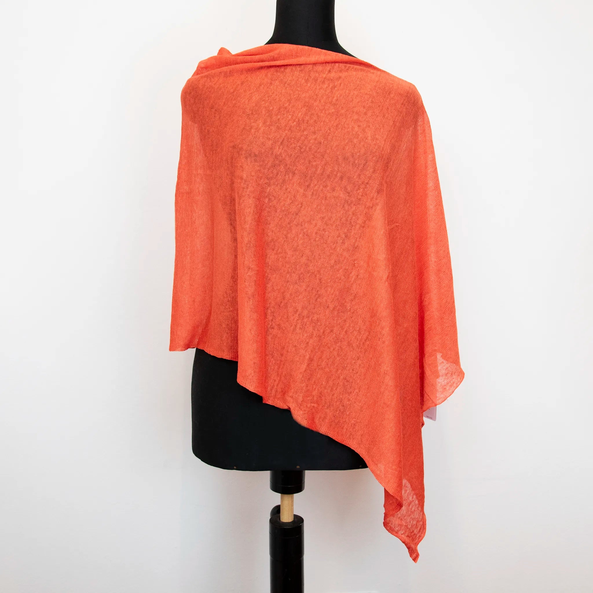 Mantellina in 100% Lino arancio, Made in Italy, praticità e comfort con tre diverse vestibilità per ogni esigenza.