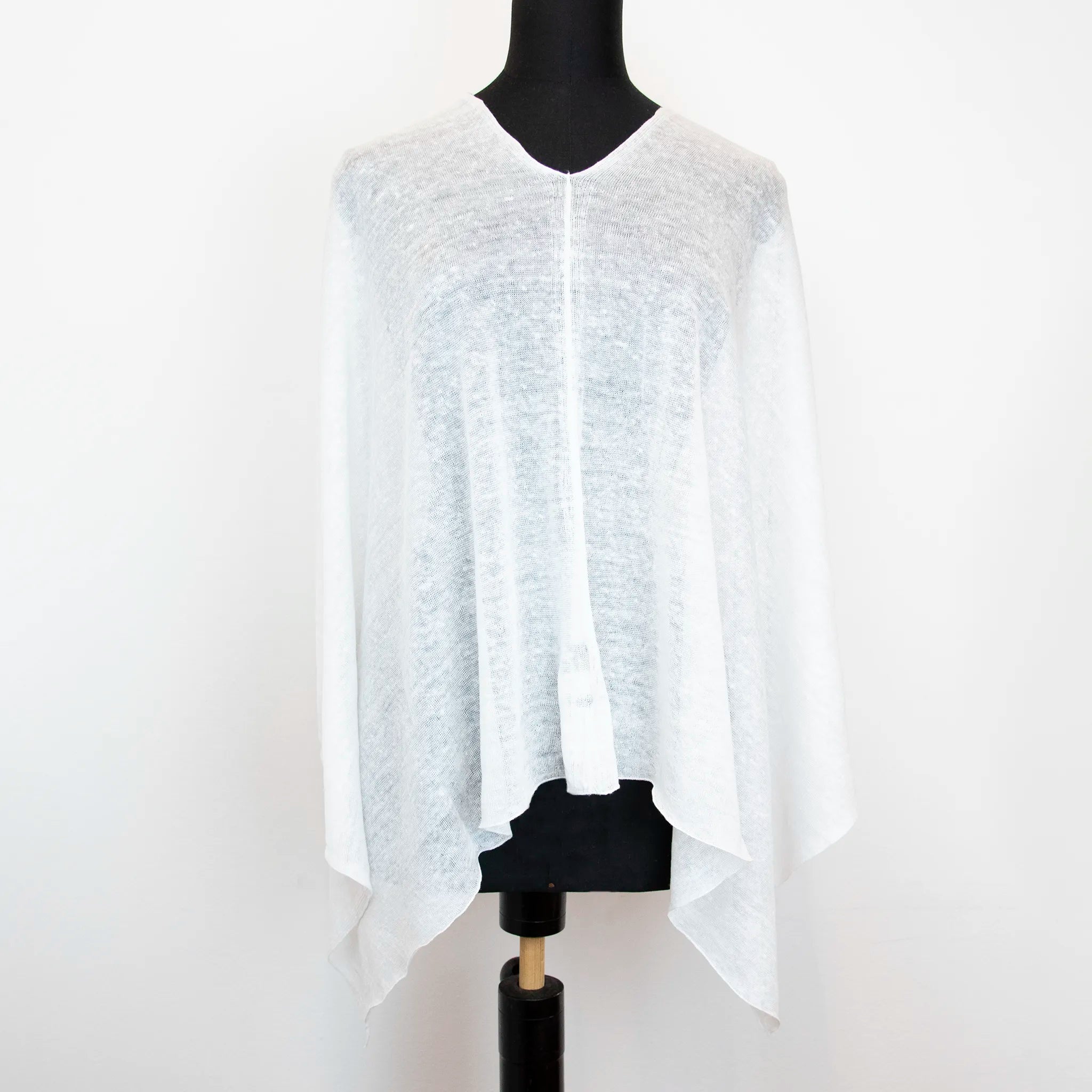 Mantellina in 100% Lino bianca, Made in Italy, praticità e comfort con tre diverse vestibilità per ogni esigenza.