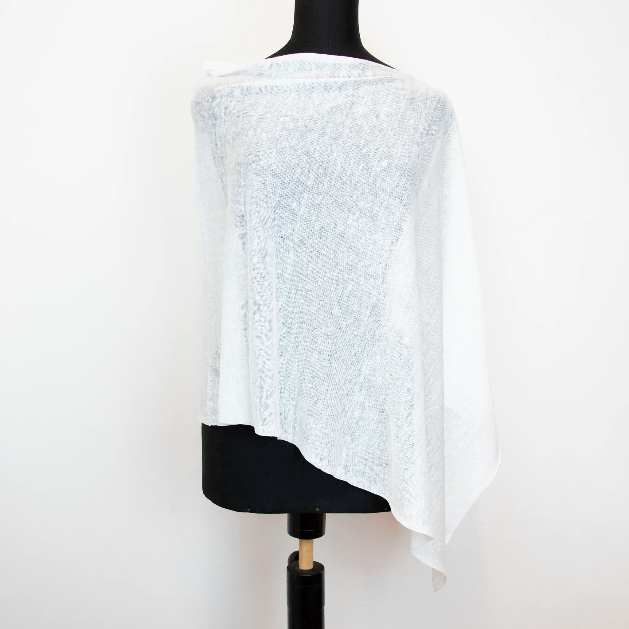 Mantellina in 100% Lino bianca, Made in Italy, praticità e comfort con tre diverse vestibilità per ogni esigenza.