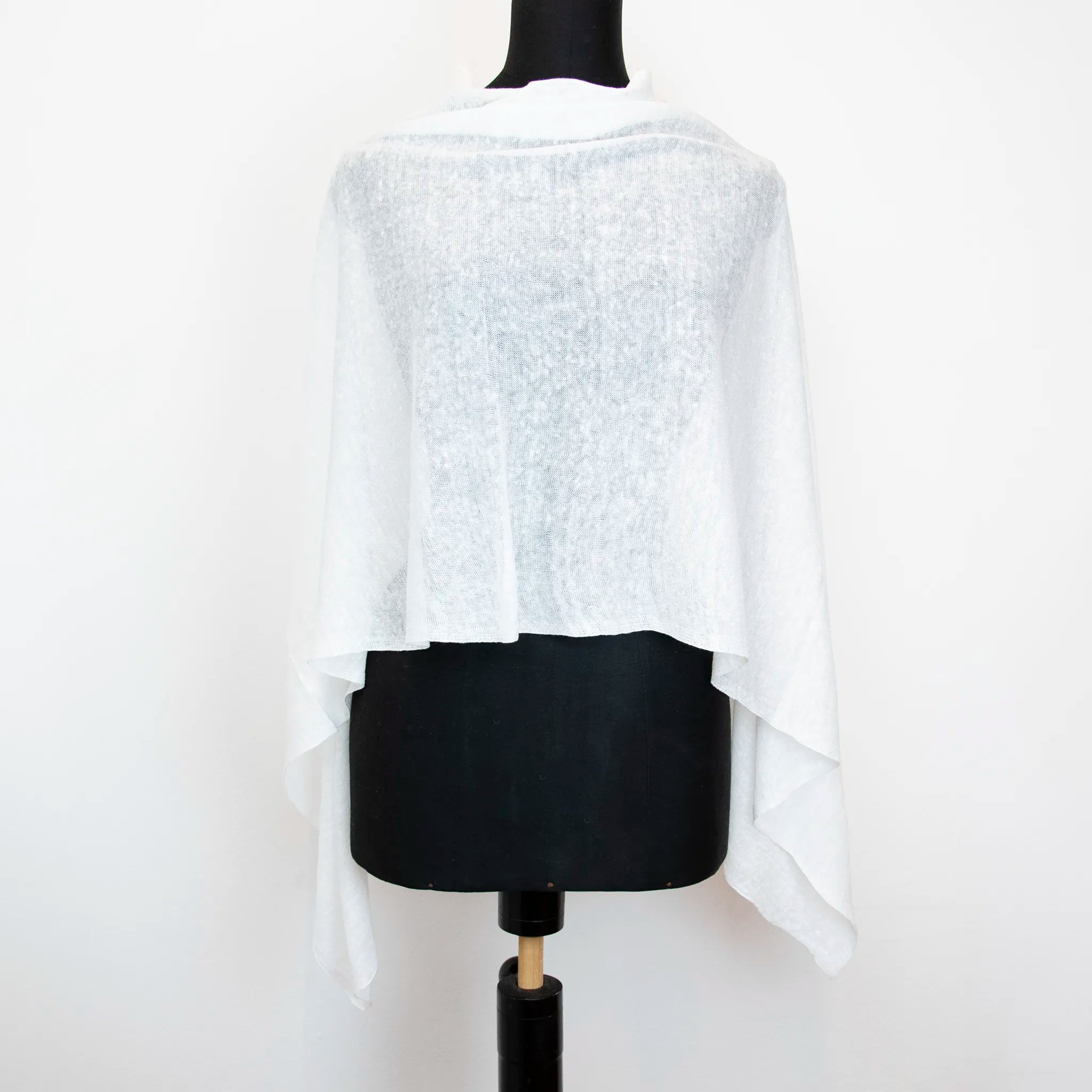 Mantellina in 100% Lino bianca, Made in Italy, praticità e comfort con tre diverse vestibilità per ogni esigenza.