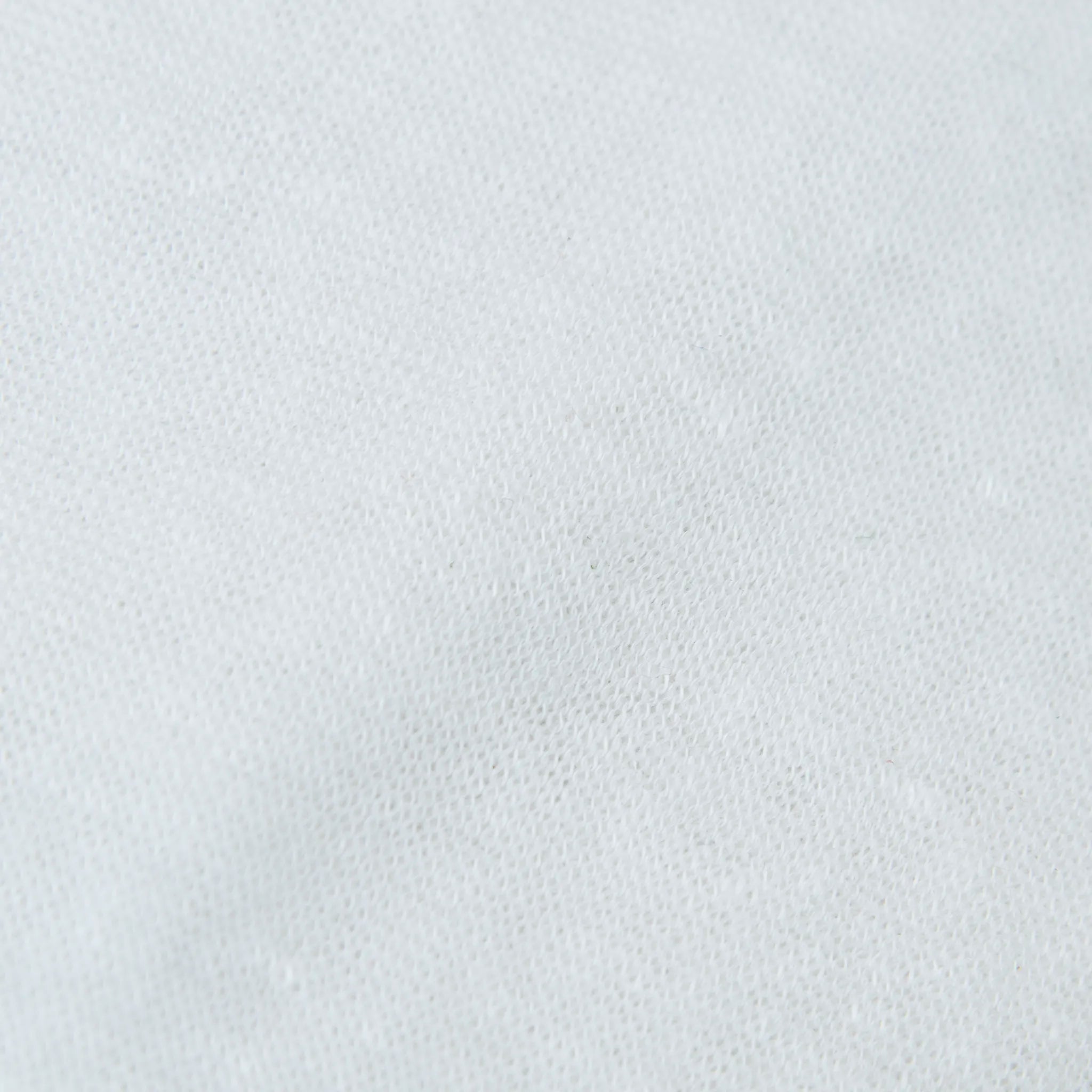 Dettagli e texture tessuto della mantellina in 100% Lino bianca, Made in Italy, praticità e comfort con tre diverse vestibilità per ogni esigenza.