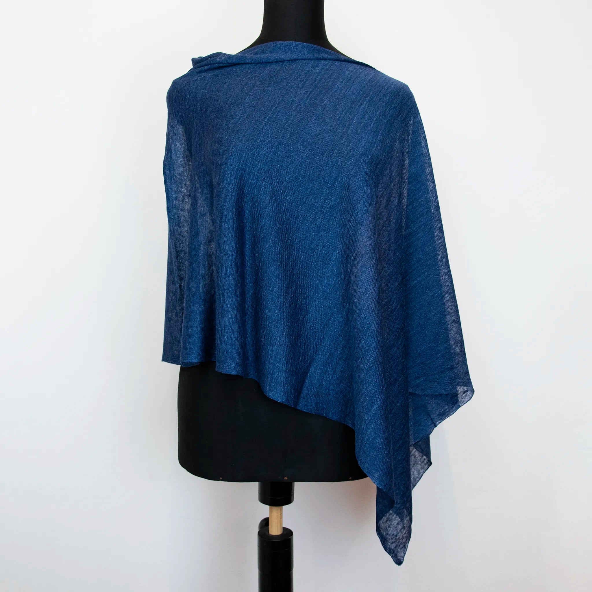 Mantellina in 100% Lino blu, Made in Italy, praticità e comfort con tre diverse vestibilità per ogni esigenza.