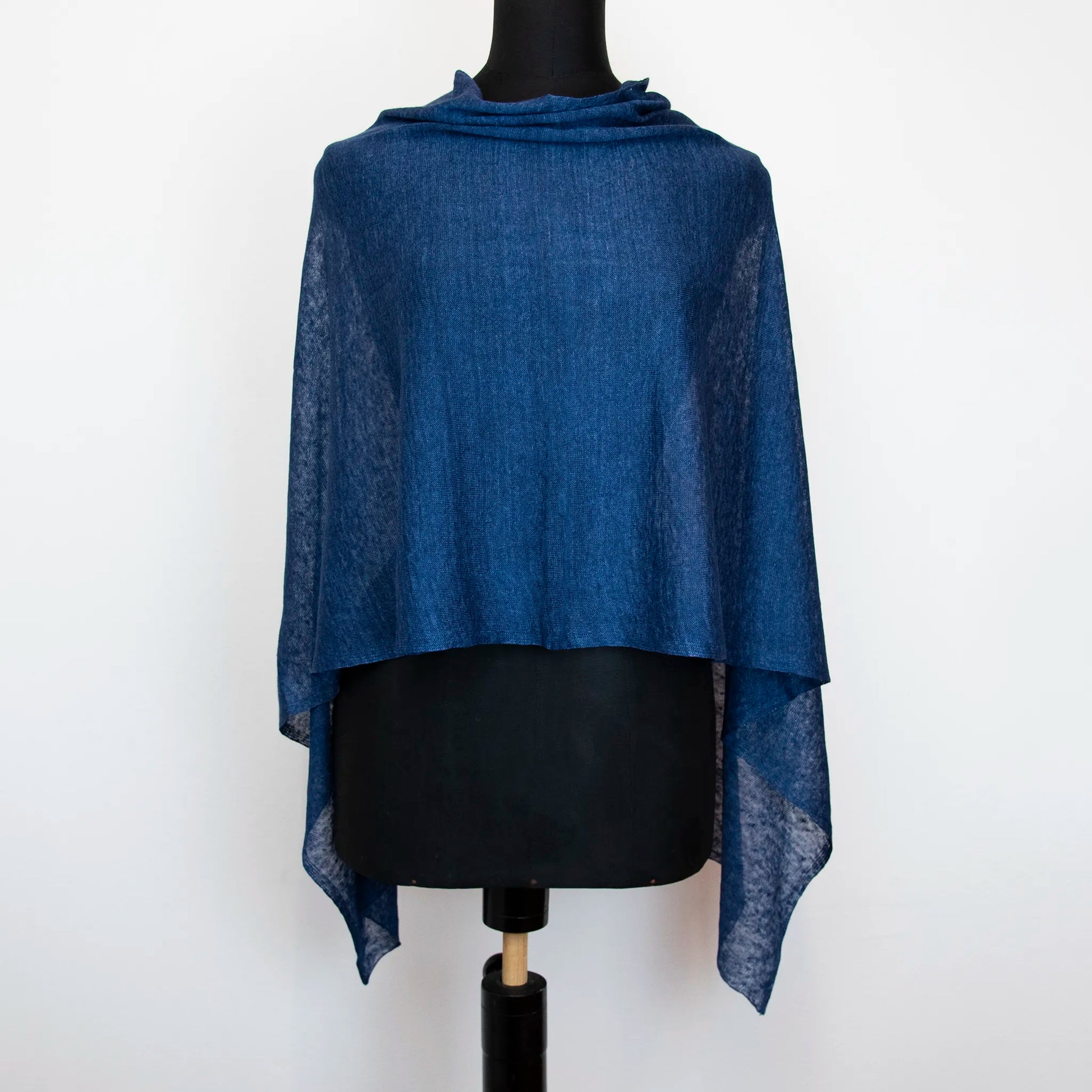 Mantellina in 100% Lino blu, Made in Italy, praticità e comfort con tre diverse vestibilità per ogni esigenza.