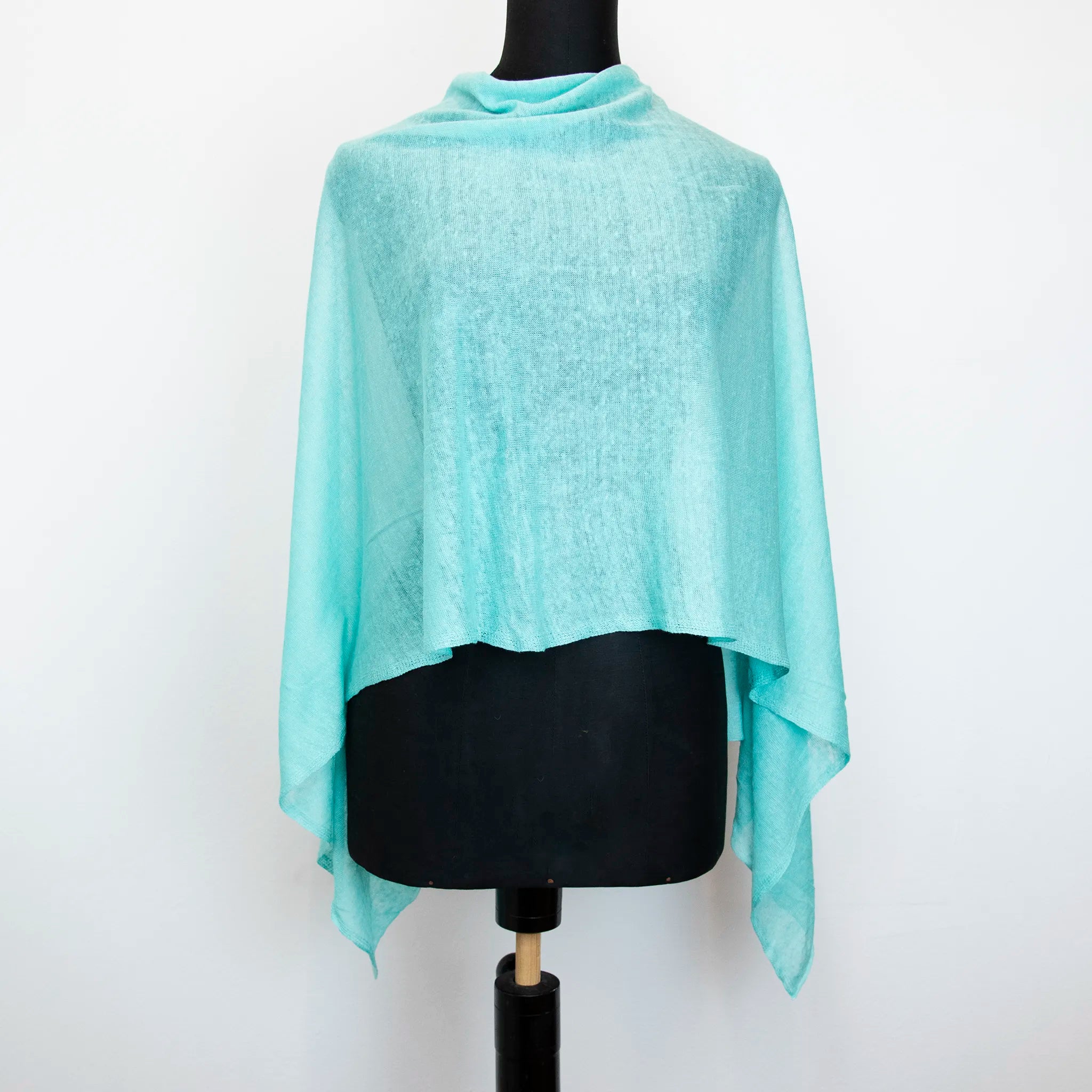 Mantellina in 100% Lino verde acqua, Made in Italy, praticità e comfort con tre diverse vestibilità per ogni esigenza.