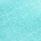 Dettagli e texture tessuto della mantellina in 100% Lino verde acqua, Made in Italy, praticità e comfort con tre diverse vestibilità per ogni esigenza.