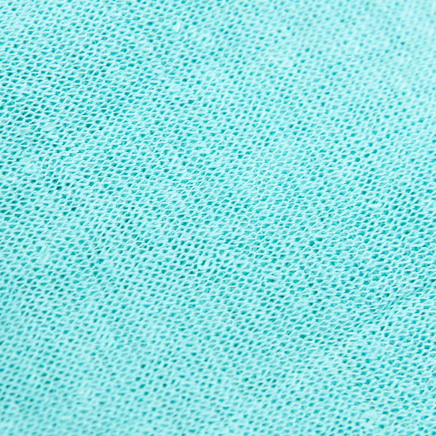 Dettagli e texture tessuto della mantellina in 100% Lino verde acqua, Made in Italy, praticità e comfort con tre diverse vestibilità per ogni esigenza.