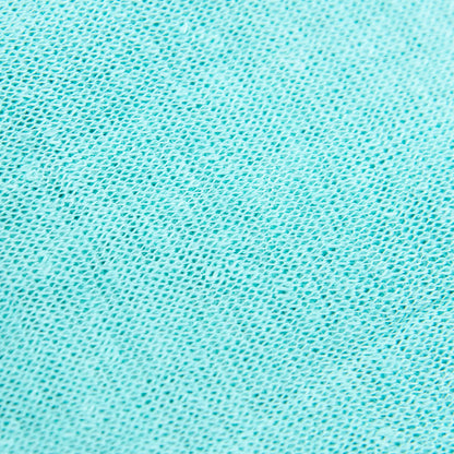 Dettagli e texture tessuto della mantellina in 100% Lino verde acqua, Made in Italy, praticità e comfort con tre diverse vestibilità per ogni esigenza.