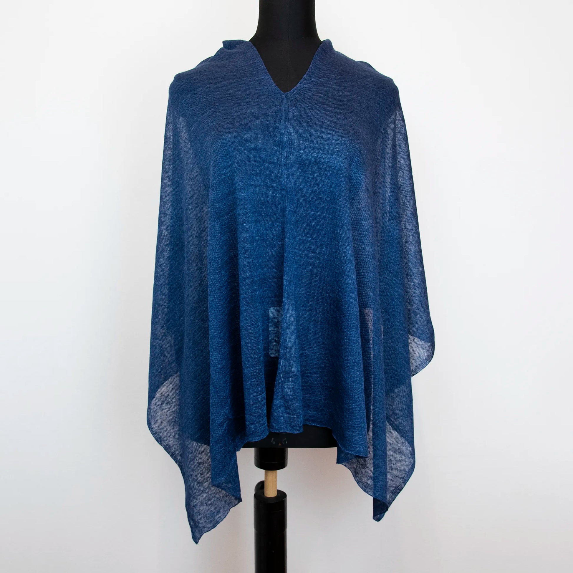 Mantellina in 100% Lino blu, Made in Italy, praticità e comfort con tre diverse vestibilità per ogni esigenza.