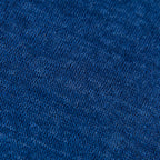 Dettagli e texture tessuto della mantellina in 100% Lino blu, Made in Italy, praticità e comfort con tre diverse vestibilità per ogni esigenza.