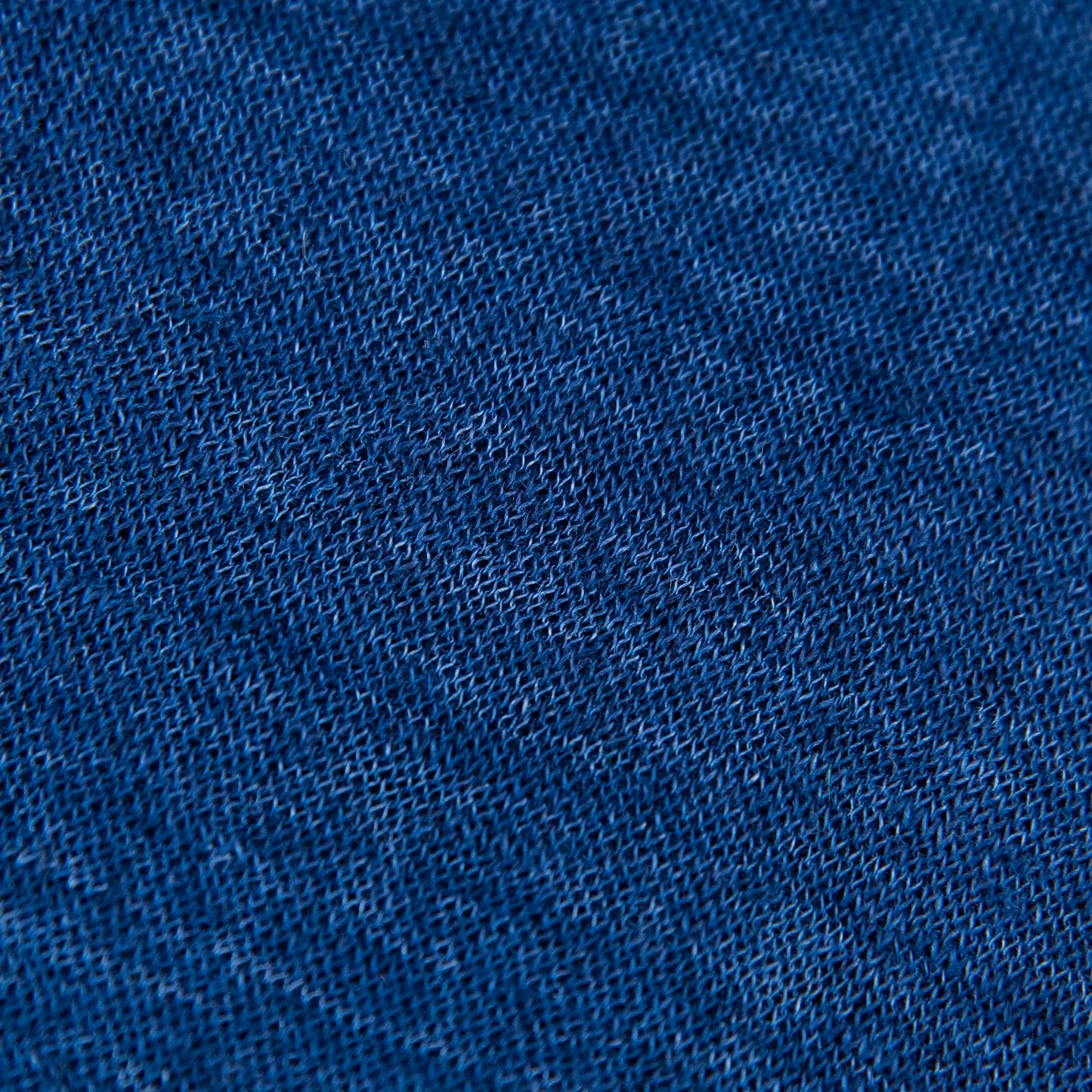 Dettagli e texture tessuto della mantellina in 100% Lino blu, Made in Italy, praticità e comfort con tre diverse vestibilità per ogni esigenza.
