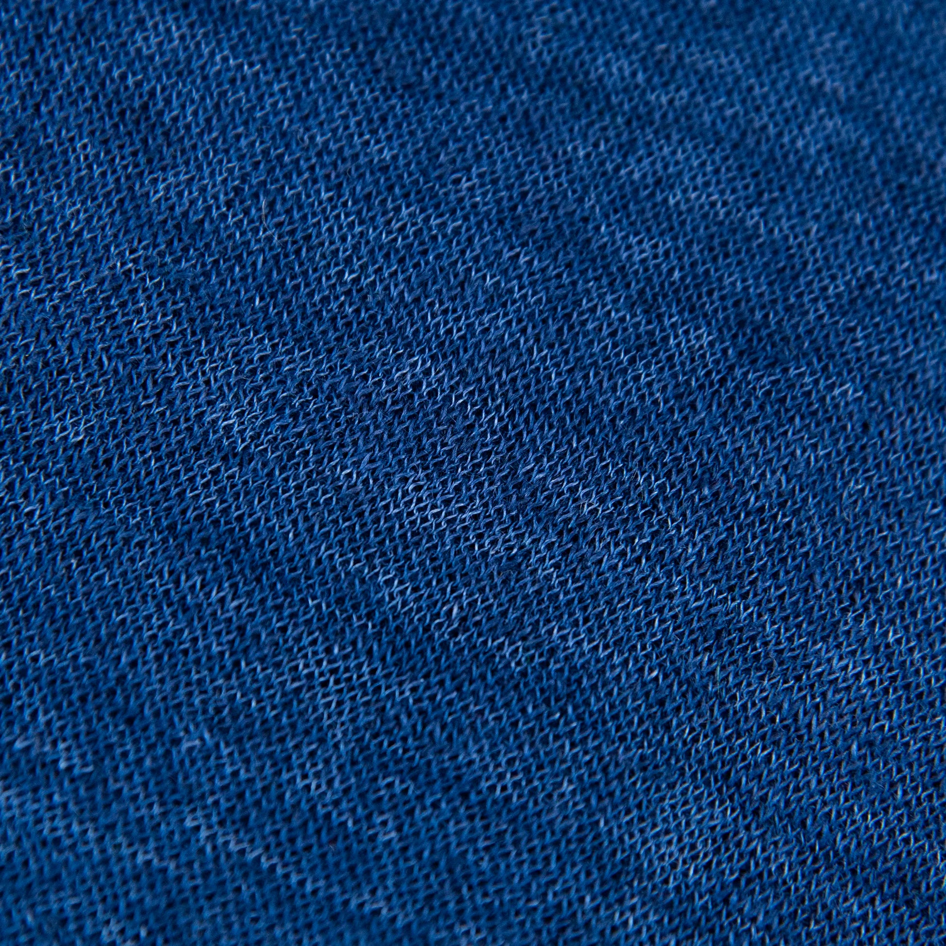 Dettagli e texture tessuto della mantellina in 100% Lino blu, Made in Italy, praticità e comfort con tre diverse vestibilità per ogni esigenza.