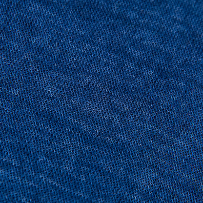 Dettagli e texture tessuto della mantellina in 100% Lino blu, Made in Italy, praticità e comfort con tre diverse vestibilità per ogni esigenza.
