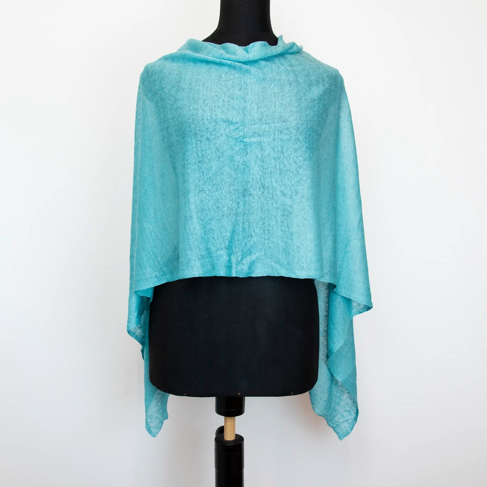 Mantellina in 100% Lino celeste, Made in Italy, praticità e comfort con tre diverse vestibilità per ogni esigenza.