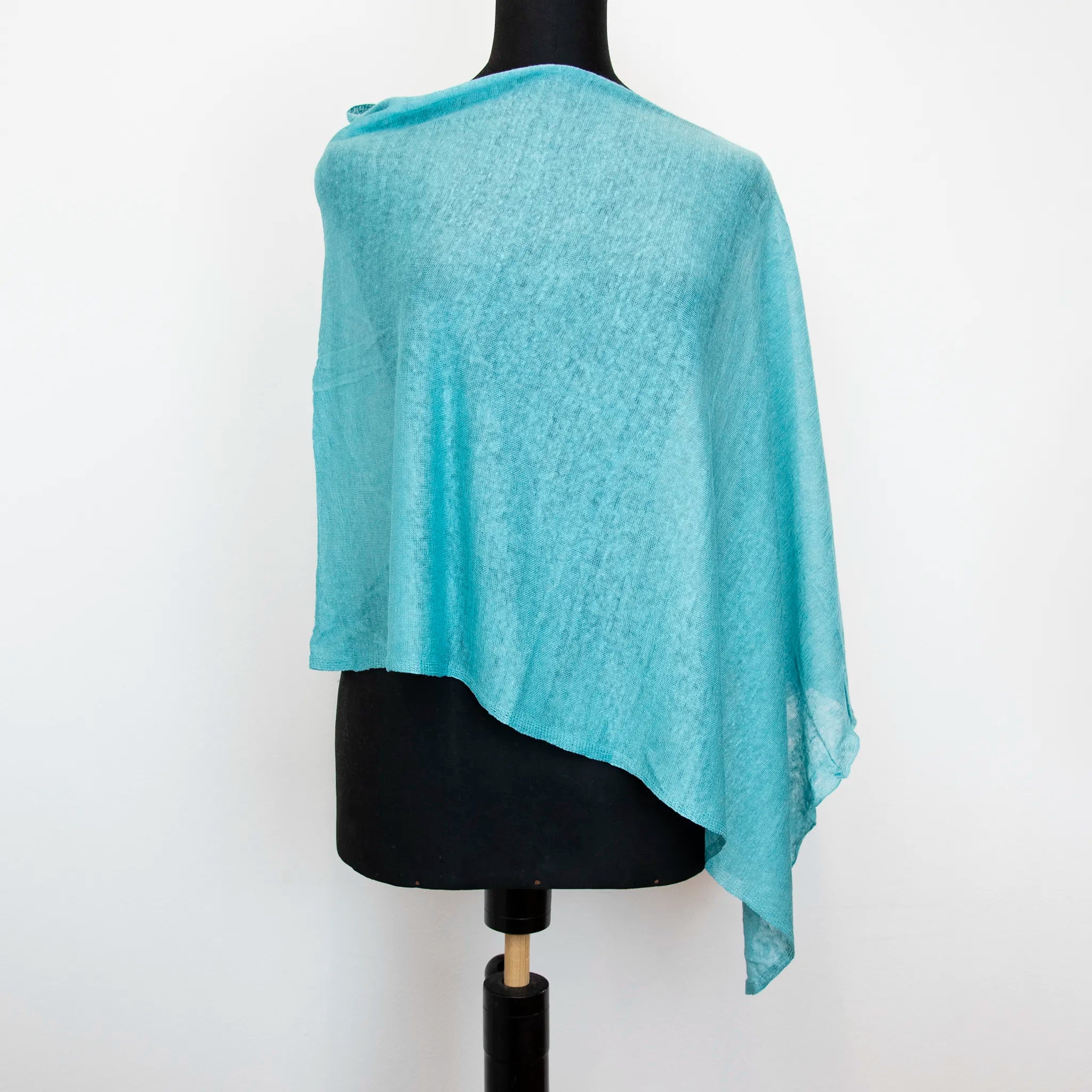 Mantellina in 100% Lino celeste, Made in Italy, praticità e comfort con tre diverse vestibilità per ogni esigenza.