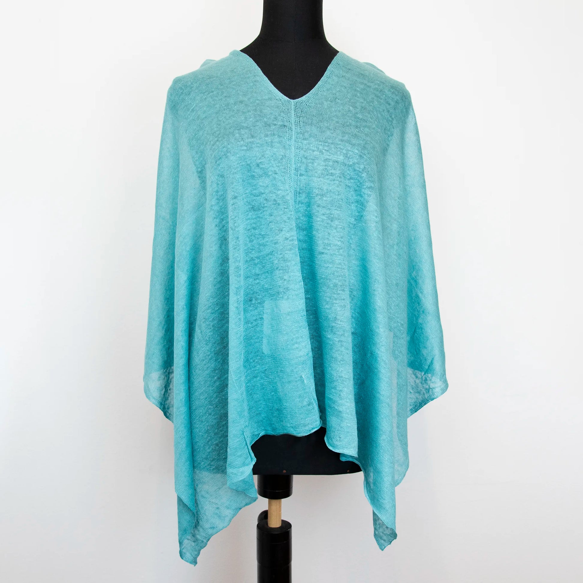Mantellina in 100% Lino celeste, Made in Italy, praticità e comfort con tre diverse vestibilità per ogni esigenza.