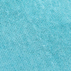 Dettagli e texture tessuto della mantellina in 100% Lino celeste, Made in Italy, praticità e comfort con tre diverse vestibilità per ogni esigenza.