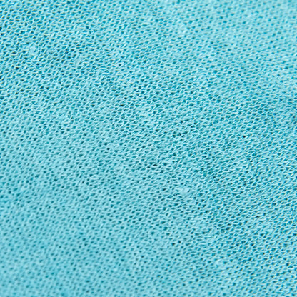 Dettagli e texture tessuto della mantellina in 100% Lino celeste, Made in Italy, praticità e comfort con tre diverse vestibilità per ogni esigenza.
