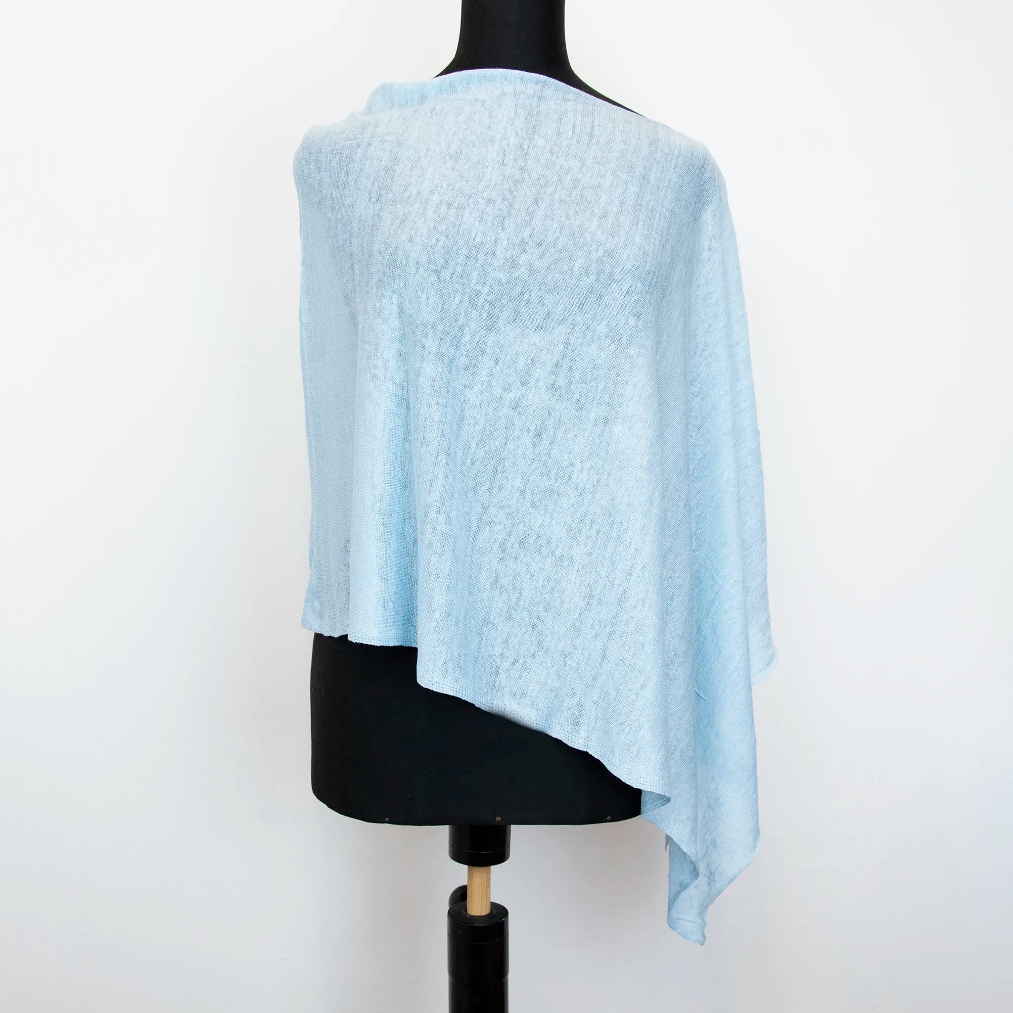 Mantellina in 100% Lino celeste, Made in Italy, praticità e comfort con tre diverse vestibilità per ogni esigenza.