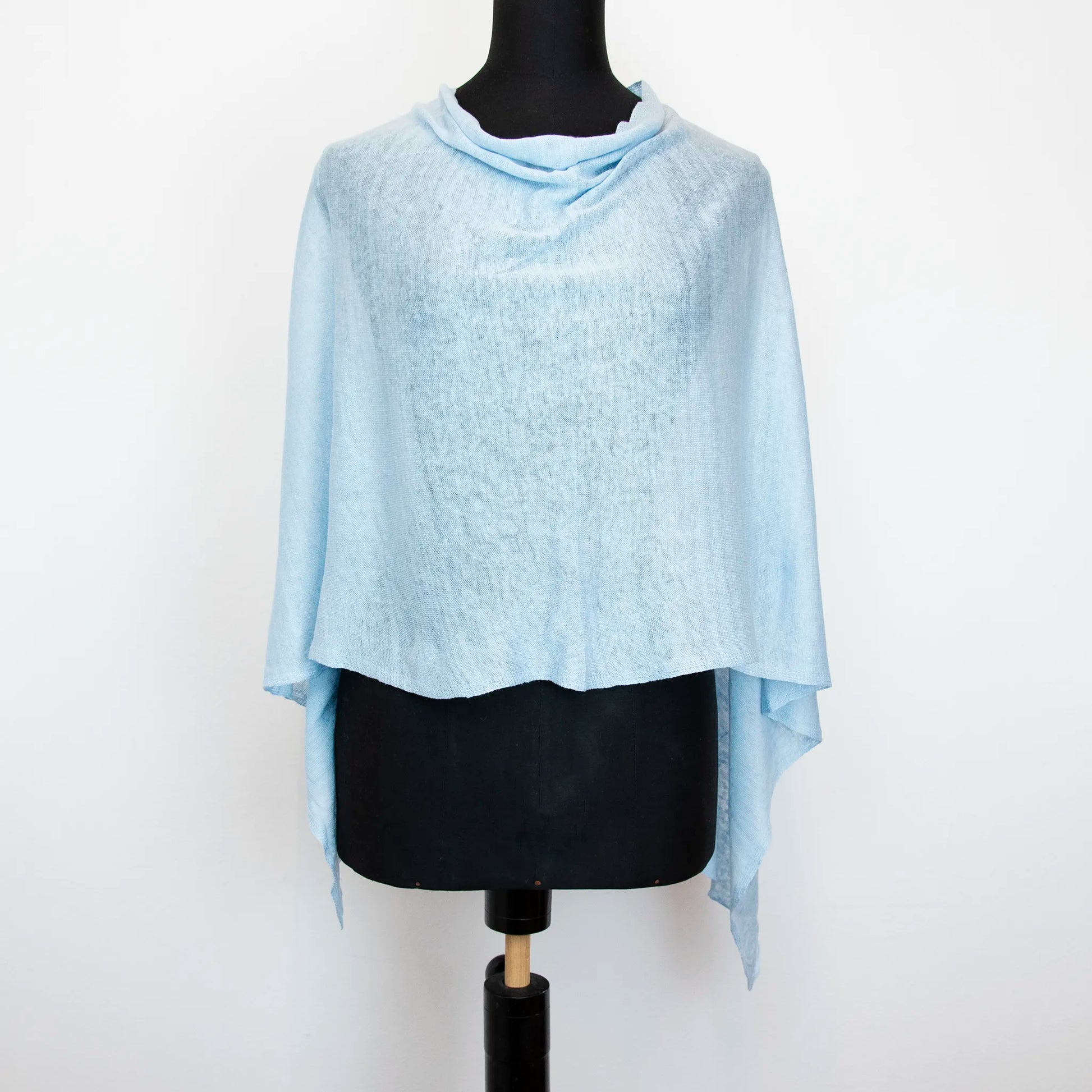 Mantellina in 100% Lino celeste, Made in Italy, praticità e comfort con tre diverse vestibilità per ogni esigenza.