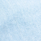 Dettagli e texture tessuto della mantellina in 100% Lino celeste, Made in Italy, praticità e comfort con tre diverse vestibilità per ogni esigenza.