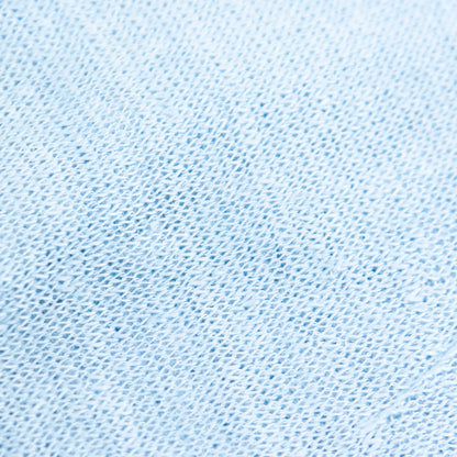 Dettagli e texture tessuto della mantellina in 100% Lino celeste, Made in Italy, praticità e comfort con tre diverse vestibilità per ogni esigenza.