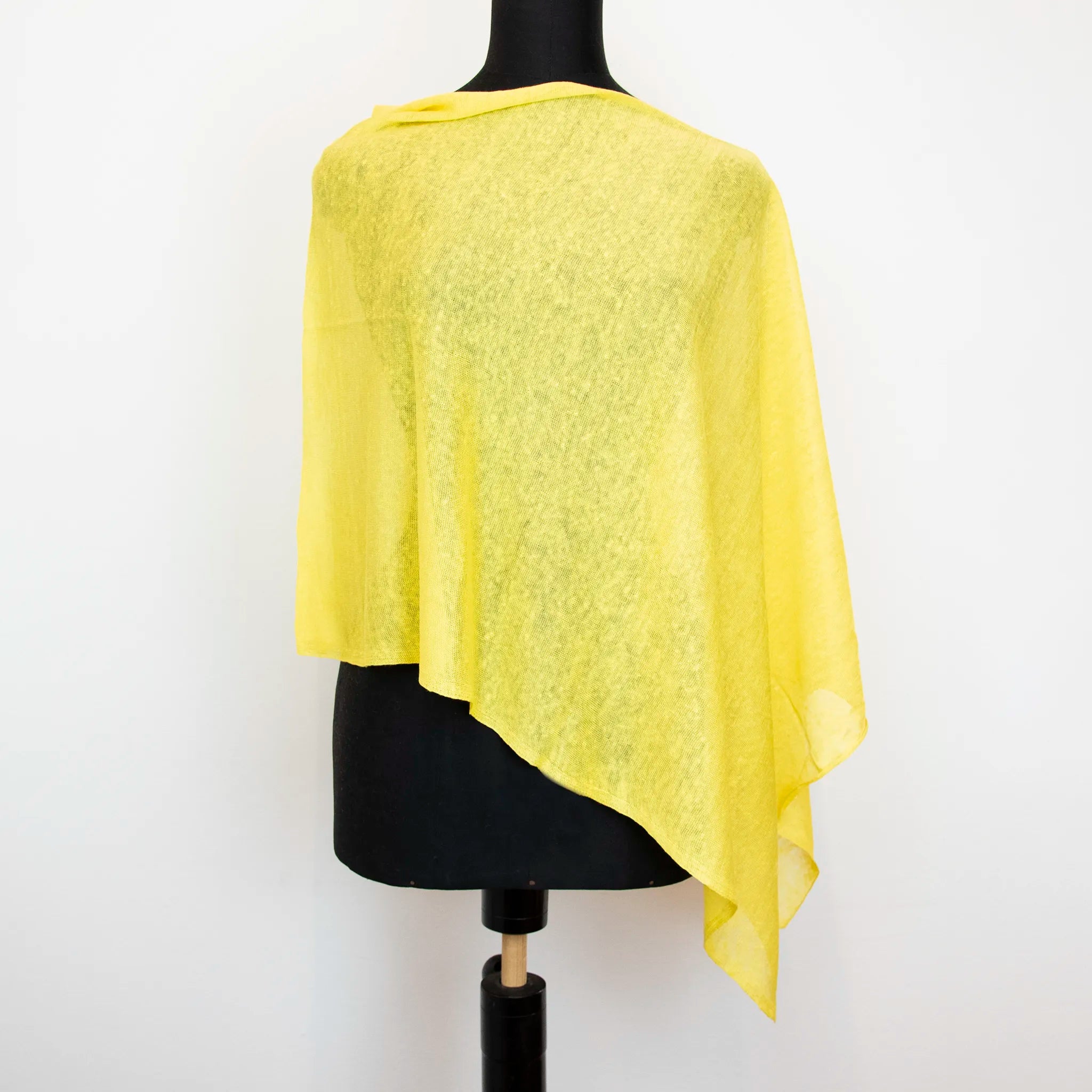 Mantellina in 100% Lino gialla, Made in Italy, praticità e comfort con tre diverse vestibilità per ogni esigenza.
