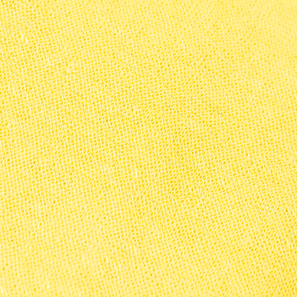 Dettagli e texture tessuto della mantellina in 100% Lino gialla, Made in Italy, praticità e comfort con tre diverse vestibilità per ogni esigenza.