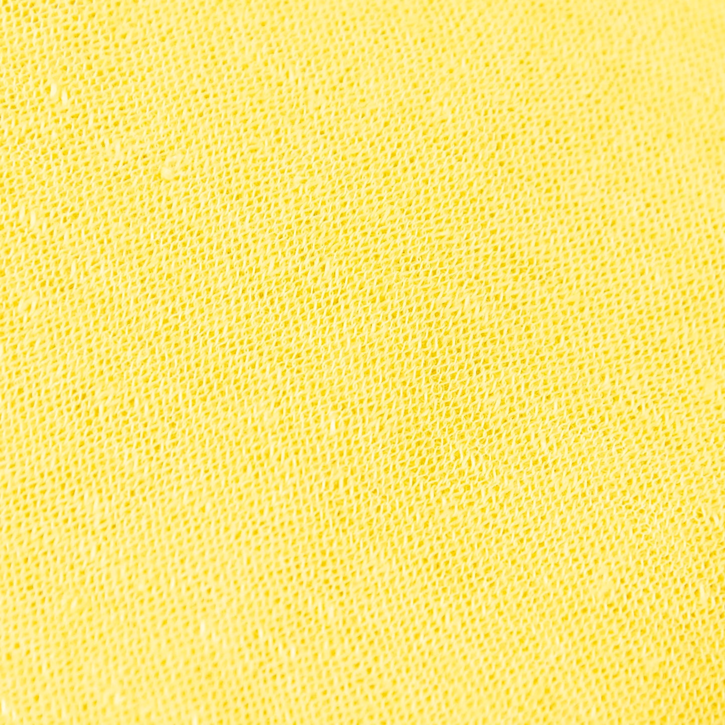 Dettagli e texture tessuto della mantellina in 100% Lino gialla, Made in Italy, praticità e comfort con tre diverse vestibilità per ogni esigenza.