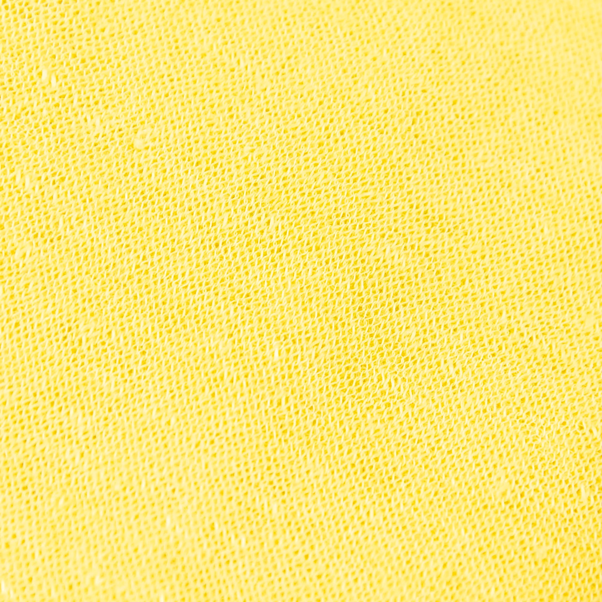 Dettagli e texture tessuto della mantellina in 100% Lino gialla, Made in Italy, praticità e comfort con tre diverse vestibilità per ogni esigenza.
