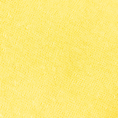 Dettagli e texture tessuto della mantellina in 100% Lino gialla, Made in Italy, praticità e comfort con tre diverse vestibilità per ogni esigenza.