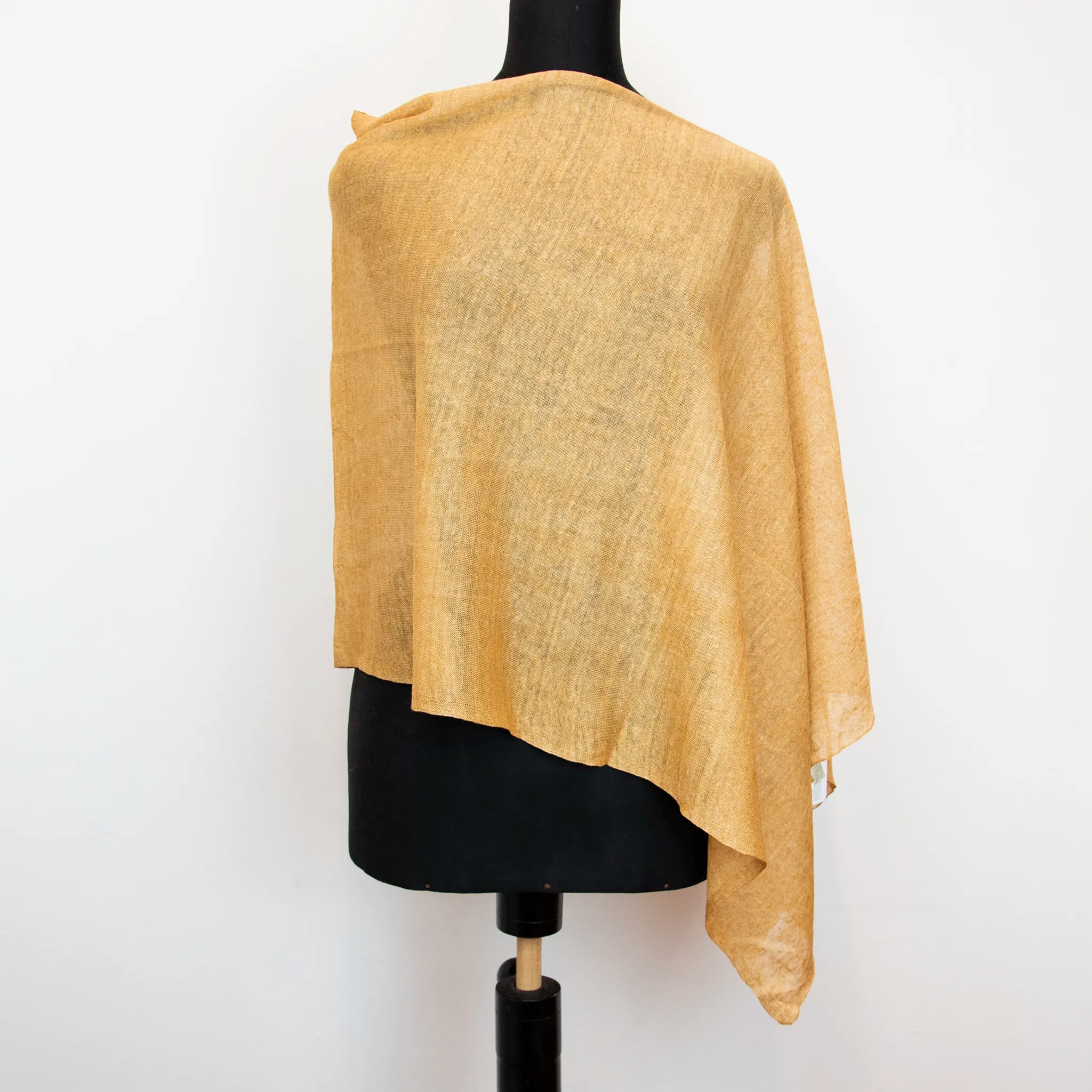 Mantellina in 100% Lino senape, Made in Italy, praticità e comfort con tre diverse vestibilità per ogni esigenza.