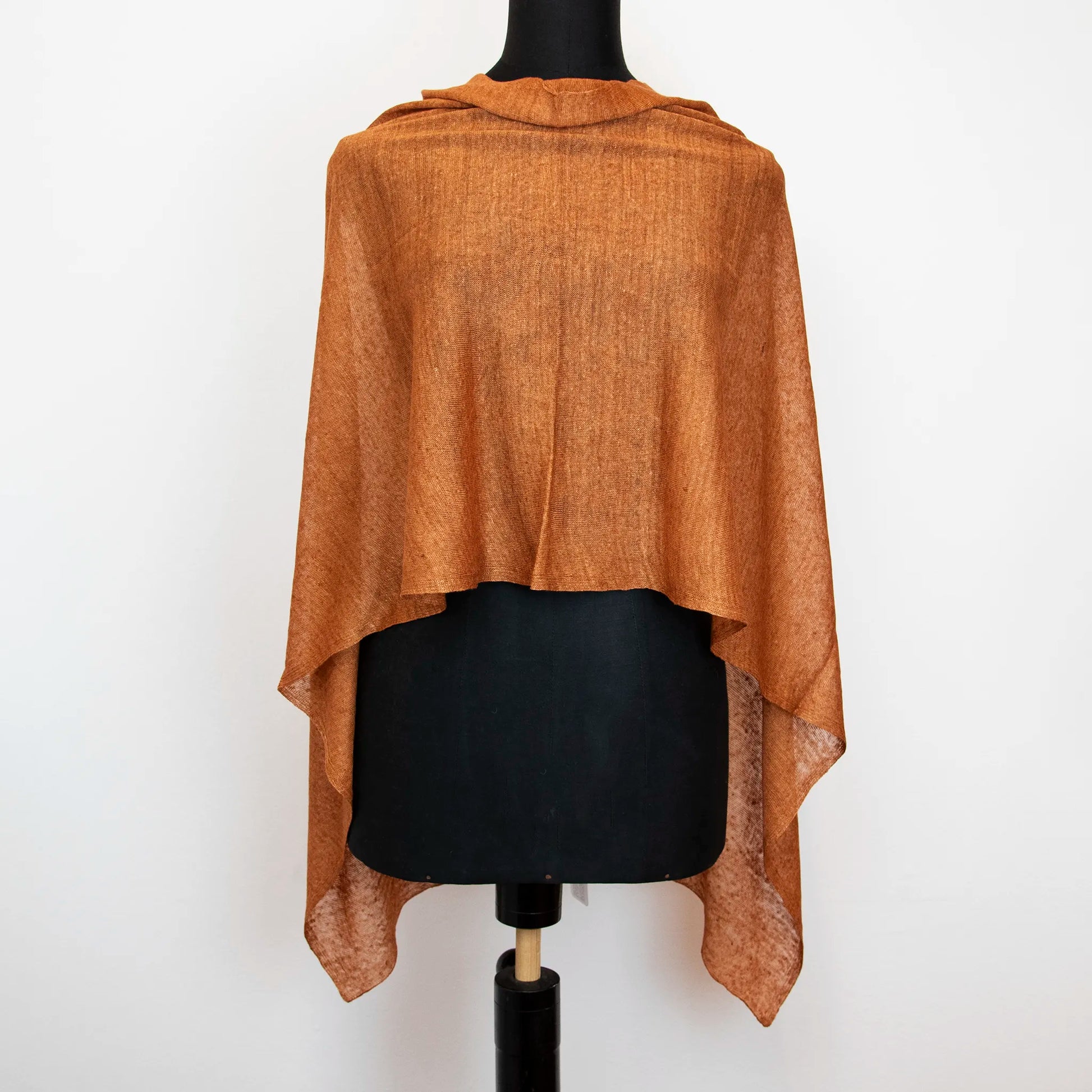 Mantellina in 100% Lino marrone, Made in Italy, praticità e comfort con tre diverse vestibilità per ogni esigenza.