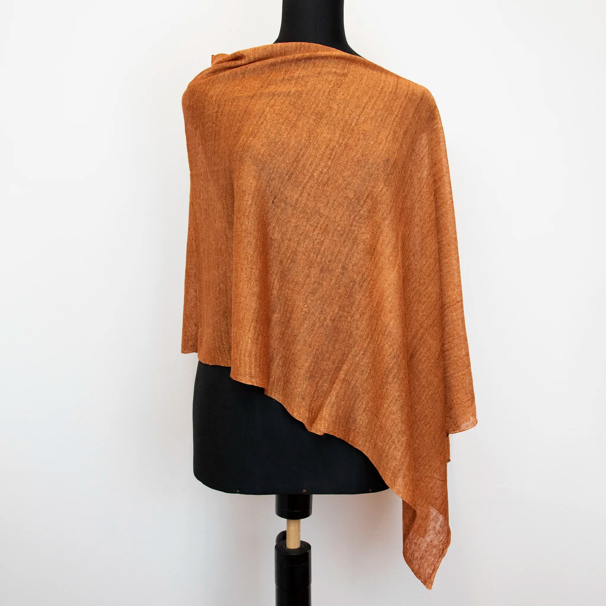 Mantellina in 100% Lino marrone, Made in Italy, praticità e comfort con tre diverse vestibilità per ogni esigenza.