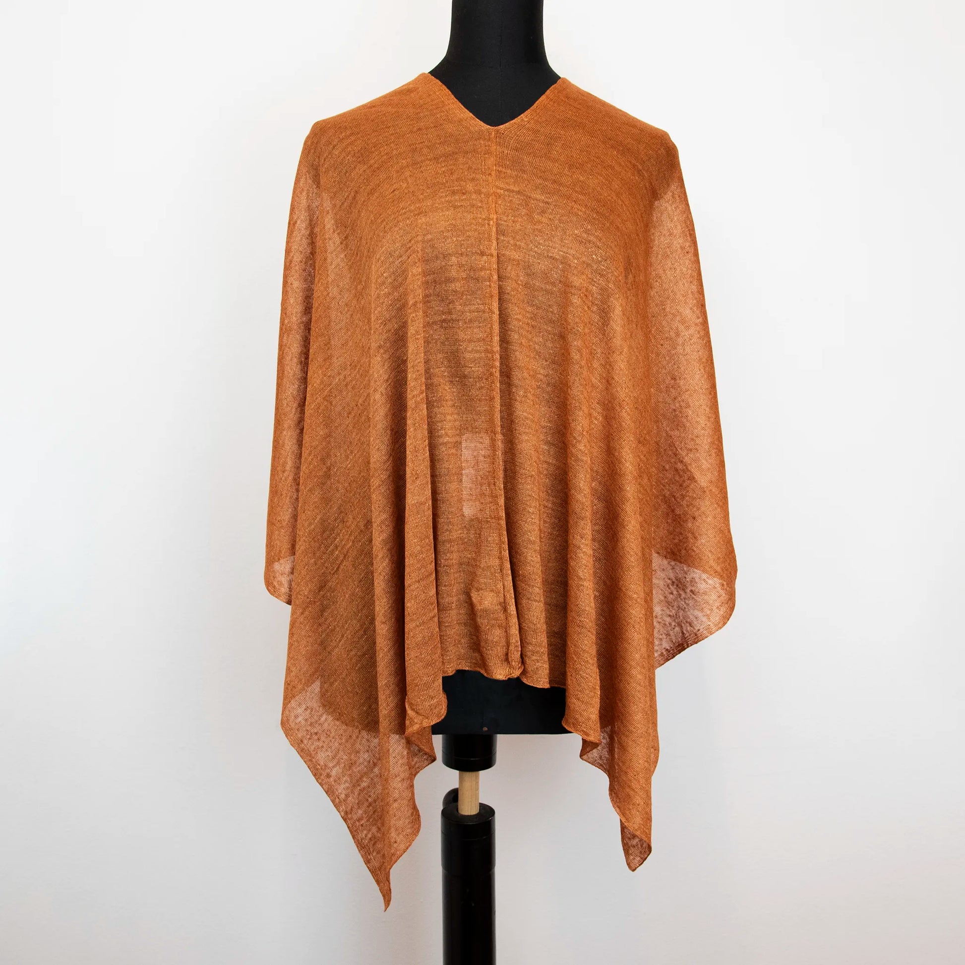 Mantellina in 100% Lino marrone, Made in Italy, praticità e comfort con tre diverse vestibilità per ogni esigenza.