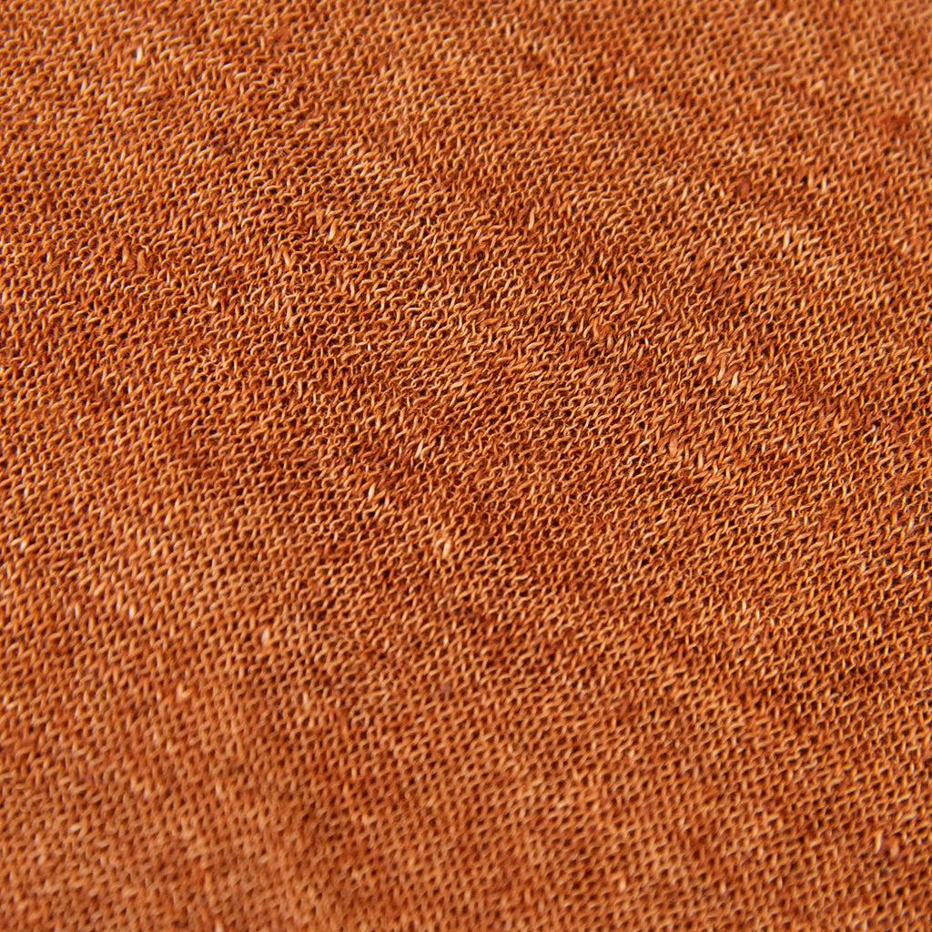 Dettagli e texture tessuto della mantellina in 100% Lino marrone, Made in MItaly, praticità e comfort con tre diverse vestibilità per ogni esigenza.