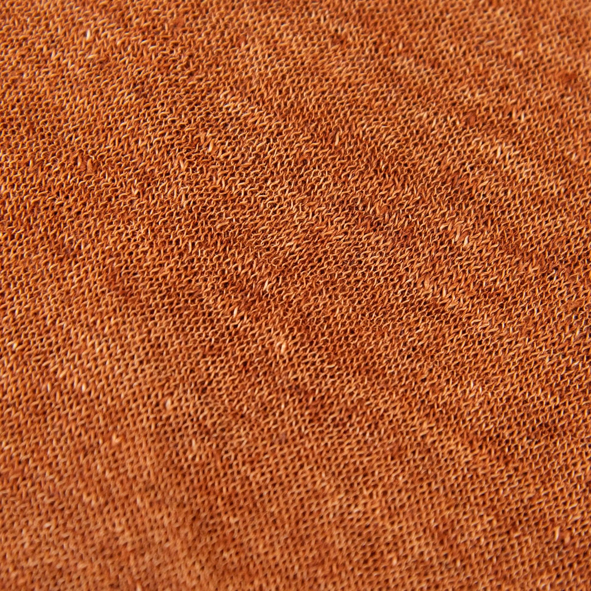 Dettagli e texture tessuto della mantellina in 100% Lino marrone, Made in MItaly, praticità e comfort con tre diverse vestibilità per ogni esigenza.