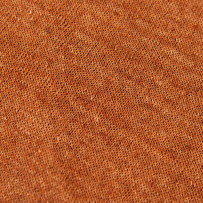 Dettagli e texture tessuto della mantellina in 100% Lino marrone, Made in MItaly, praticità e comfort con tre diverse vestibilità per ogni esigenza.