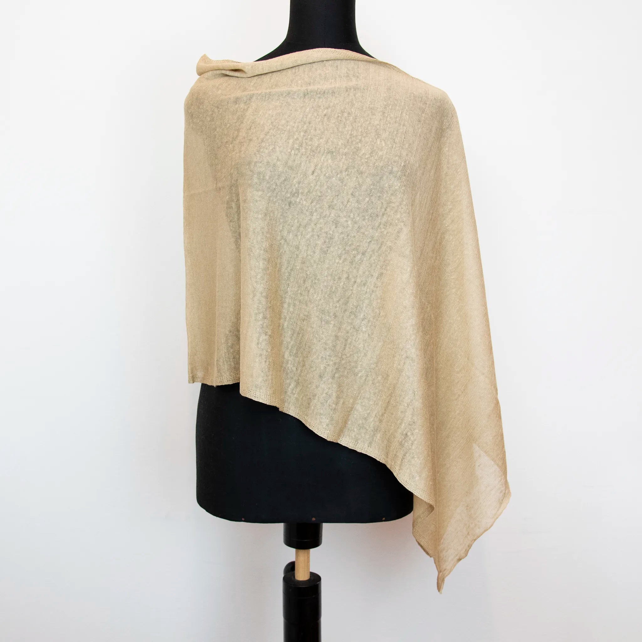 Mantellina in 100% Lino beige, Made in Italy, praticità e comfort con tre diverse vestibilità per ogni esigenza.