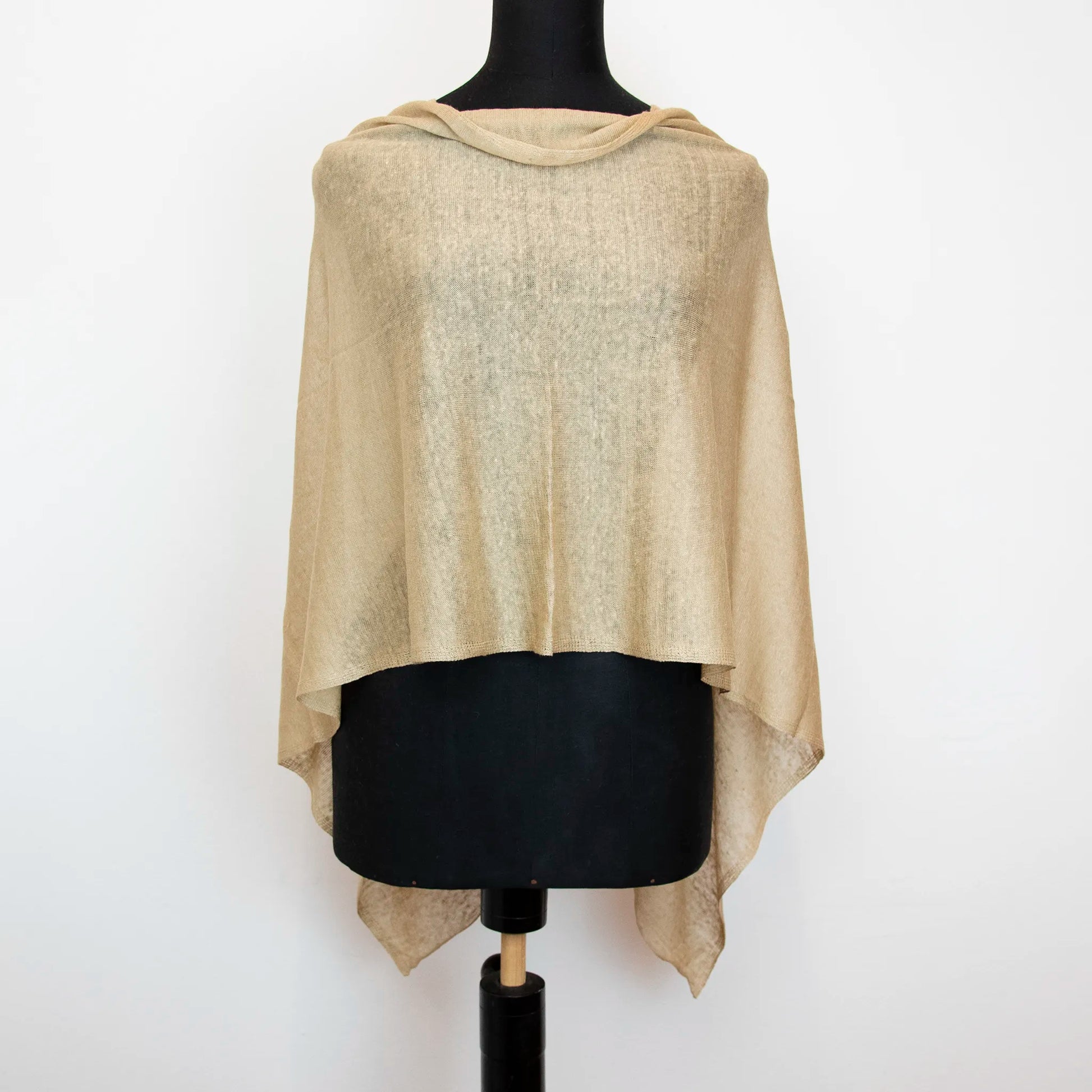 Mantellina in 100% Lino beige, Made in Italy, praticità e comfort con tre diverse vestibilità per ogni esigenza.