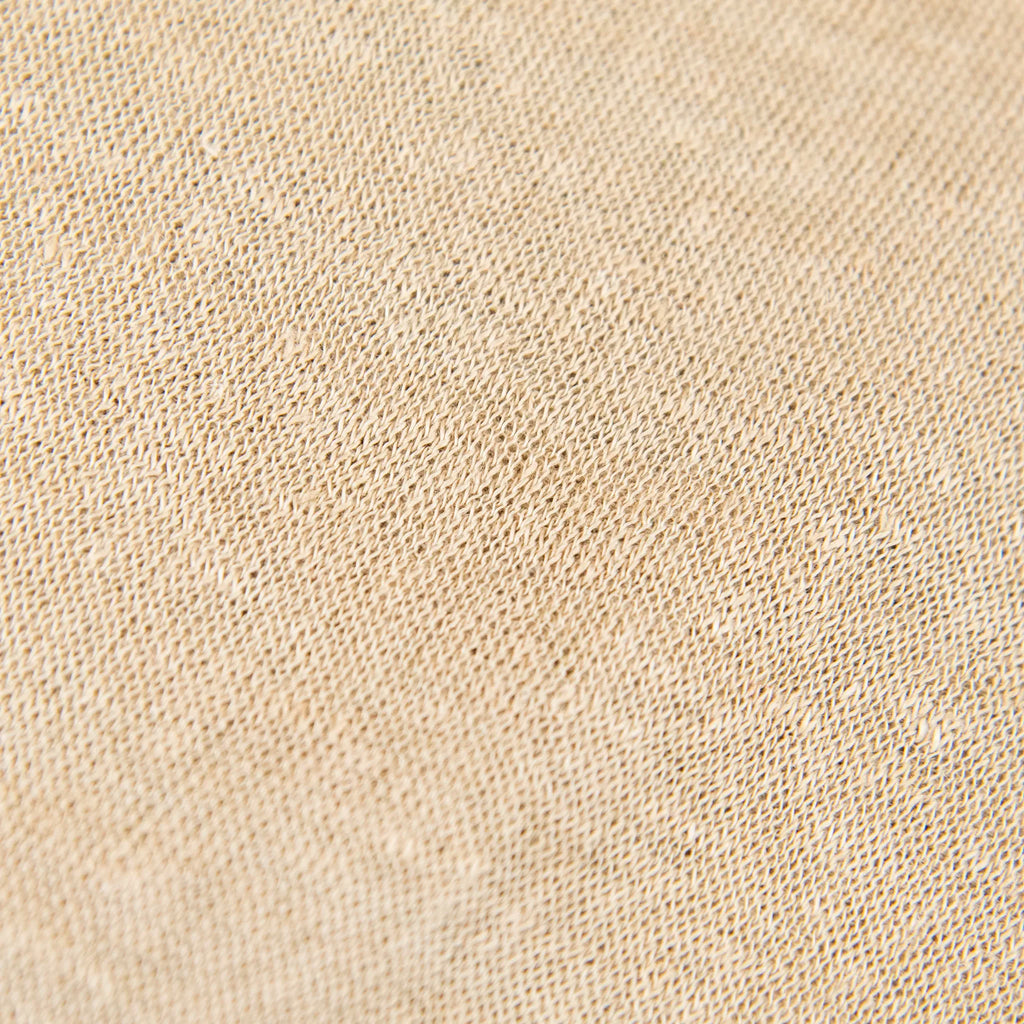 Dettagli e texture tessuto della mantellina in 100% Lino beige, Made in Italy, praticità e comfort con tre diverse vestibilità per ogni esigenza.